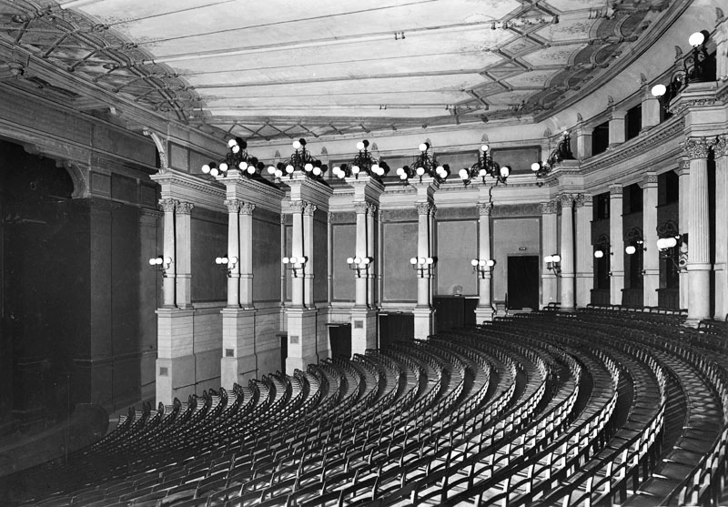 Datei:Bayreuth Festspielhaus Zuschauerraum 1950 I.jpg
