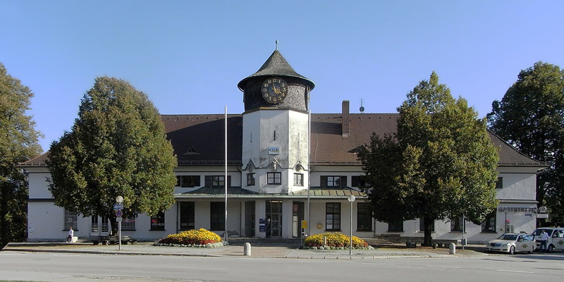 Georg Buchner (1890-1971), Bahnhof Bad Tölz, erbaut 1924. (Foto von Renardo la vulpo, lizenziert durch CC BY-SA 4.0 via Wikimedia Commons)