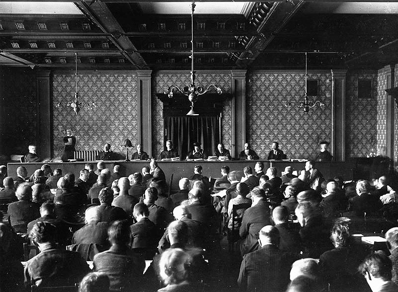 Datei:Verhandlungssaal Hitler-Ludendorff-Prozess.jpg