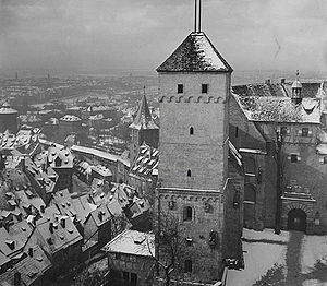 Heathens' Tower and double chapel after the renovation by Rudolf Esterer. The plaster of most of the buildings was removed because the Third Reich's image of the Middle Ages required stone-faced and unplastered walls. (Bayerisches Landesamt für Denkmalpflege (Bavarian State Office for the Preservation of Monuments)