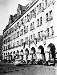 Außenansicht des Justizpalastes in der Fürther Straße in Nürnberg zwischen 1945 und 1949. (Bayerische Staatsbibliothek, Fotoarchiv Hoffmann)