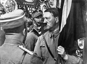 Adolf Hitler beim Reichsparteitag der NSDAP vom 10.-16. September 1935 in der Luitpoldarena Nürnberg. Zigarettensammelbild. (Bayerische Staatsbibliothek, Bildarchiv hoff-11576)