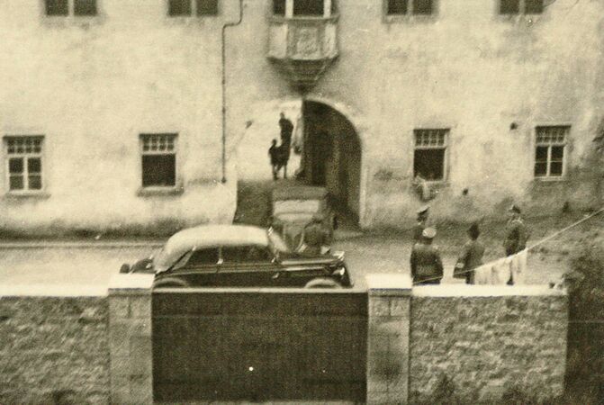 Die Gestapo muss ihre Fahrzeuge im Klosterhof in Sicherheit bringen. (Abtei Münsterschwarzach)