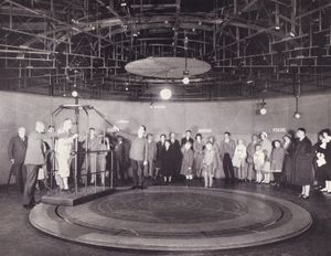Vorführung im Planetarium des Deutschen Museums 1933. Abb. aus: Das Bayerland 44, (1933), 278. (Bayerische Staatsbibliothek, Bavar 198-t)