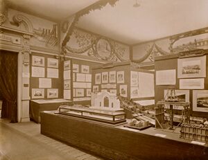 1896 präsentierte die Oberste Baubehörde ihre Tätigkeit in einem eigenen Ausstellungssaal auf der Bayerischen Landes-, Gewerbe-, Industrie- und Kunstausstellung in Nürnberg. (Bayerisches Hauptstaatsarchiv, OBB Fotos 7842/34)