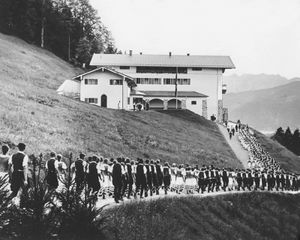 Organisierte Besucher: Eine Abordnung der Bauernschaft auf dem Weg zum Berghof, 1937. (Scherl/Süddeutsche Zeitung Photo, Bild-ID: 00005862)