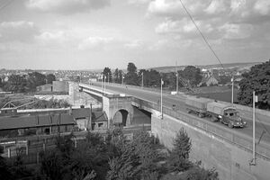 Nibelungenbrücke nach deren Wiederaufbau 1949/50 in Regensburg. Foto von 1951. (Stadt Regensburg, Bilddokumentation, Christoph Lang)