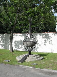 1999 wurde am Eingang zum Fliegerhorst Fürstenfeldbruck ein Denkmal für die Opfer des Attentats errichtet. Es wurde von Bildhauer Johann Ludwig Götz (geb. 1934) aus Gröbenzell (Lkr. Fürstenfeldbruck) entworfen. (Foto von Cholo Aleman, lizenziert durch CC BY-SA 3.0 via Wikimedia Commons)