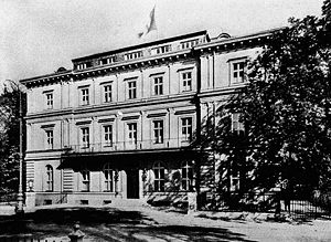 Im Zentrum der zahlreichen Parteibauten stand an der Brienner Straße, unweit des Münchner Königsplatzes, das sog. "Braune Haus", in dem ab 1931 die Parteizentrale der NSDAP untergebracht war. Der Architekt Paul Ludwig Troost (1878-1934), einer der bevorzugten Baumeister Adolf Hitlers (1889-1945, Parteivorsitzender der NSDAP 1921-1945) gestaltete insbesondere die Innenräume entsprechend der neuen Nutzungsabsichten um. Unter anderem beherbergte die neue Parteizentrale die sog. "Fahnenhalle" und den sog. "Standartensaal", in denen kultische, pseudoreligiöse Inszenierungen stattfanden. Das Gebäude verlor seit 1937 zwar nicht an Bedeutung, doch wurden zahlreiche Nutzungseinheiten in die beiden neuen Parteibauten an der Arcisstraße (sog. "Führerbau" und sog. "Verwaltungsbau") umquartiert. Nach starken Kriegsbeschädigungen wurde das Gebäude 1947 abgerissen. Foto, Dez. 1931. (Bayerische Staatsbibliothek, Bildarchiv hoff-7118)