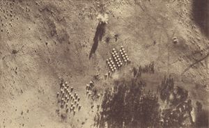 Englisches Truppenlager in der Oase El Katia. Neben dem Lager explodiert eine deutsche Fliegerbombe. (Abb. aus: Zeidelhack, Bayerische Flieger, 69)
