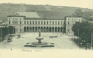 Würzburg Hauptbahnhof um 1920, Empfangsgebäude und Vorplatz. (DB Museum Nürnberg, 2022.002180)