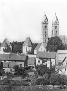 Die Agnes-Bernauer-Kapelle (Mitte) im Friedhof der Straubinger Pfarrkirche St. Peter (re.). Links die Totenkapelle von 1486. Foto um 1920. (Foto: Gäubodenmuseum Straubing)