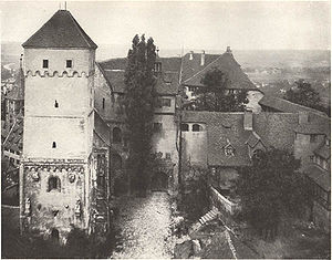 The Imperial Castle with Heathens' Tower and double chapel. The photograph by Ferdinand Schmidt taken at the end of the 19th century shows that the buildings were mostly plastered. (from: Bier, Das Alte Nürnberg, plate 5)