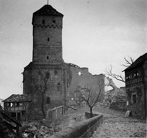 Heidenturm und Doppelkapelle nach den Zerstörungen des Bombenkriegs am 2. Januar 1945. (Bayerische Staatsbibliothek, Bildarchiv Hoffmann)