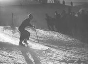 Slalom der Damen am 8. Februar 1936. Fotografie von August Beckert. (Bayerische Staatsbibliothek, Bildarchiv ansi-007461)