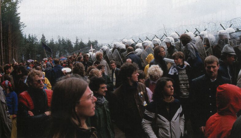Nach den Pfingstdemonstrationen 1986 versammelten sich trotz Demonstrationsverbots über 30.000 Menschen am Bauzaun. (Fotografie: Wolfgang Nowak)