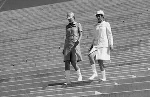 Die Kleidung der 20.000 Mitarbeiterinnen und Helfer wurden vom französischen Modedesigner André Courrèges (1923-2016) entworfen. Im September 1971 wurden sie auf einer Modenschau im Rohbau des Olympiastadions präsentiert. (Bayerische Staatsbibliothek, Bildarchiv rie-000014)