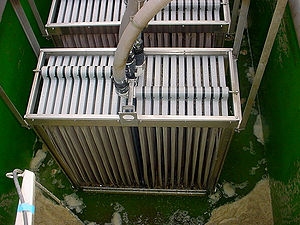 Membranen-Block zur Abtrennung des belebten Schlamms vom gereinigten Abwasser in der Kläranlage Monheim, 2004. (Bayerisches Landesamt für Umwelt, Foto: Stefan Bleisteiner)