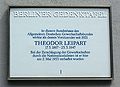 Die Gedenktafel für Theodor Leipart, Vorsitzender des ADGB von 1921 bis 1933, am ehemaligen ADGB-Haus an der Inselstraße 6 in Berlin (Fotografie: Holger Hübner).
