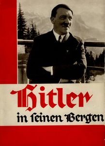 Propaganda-Bildband mit Aufnahmen Heinrich Hoffmanns von Adolf Hitler in den Berchtesgadener Alpen, 1935. Hoffmann nutzte die Bergkulisse der bayerischen Alpen regelmäßig zur Inszenierung Hitlers. (Bayerische Staatsbibliothek)