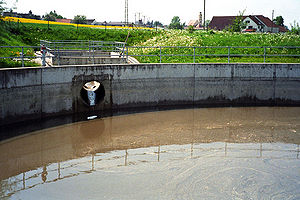 Regenüberlaufbecken als Fangbecken vor der Kläranlage der Stadt Monheim, 2000. (Foto: Peter Schleypen)