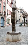 Die Künstler Joannis Avramidis (1922-2016) und Annemarie Avramidis (1939-2013) schufen 1982 die Bronzeskulptur "Große Figur". Sie ist seit 1999 Teil des Skulpturenweges in Bamberg und am Pfahlplaetzchen aufgestellt. (Foto: Uwe Gaasch, © Villa Concordia)