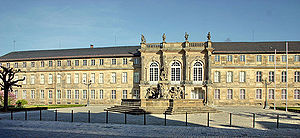 Das Neue Schloss Bayreuth wurde nach dem Brand des Alten Schlosses 1753 durch den Hofbaumeister Joseph Saint-Pierre (c. 1709-1754) nach den Vorstellungen Markgräfin Wilhelmines (1709-1758) entworfen. (Foto von D.j.mueller lizensiert durch CC BY-SA 3.0 via Wikimedia Commons)