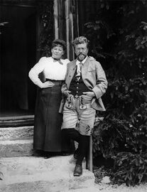 Der Schriftsteller Ludwig Ganghofer zusammen mit seiner Frau Katharina, Foto von Filip Kester (1873-1958). (Bayerische Staatsbibliothek, Bildarchiv)