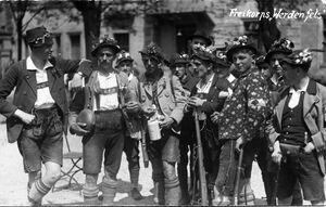 Mitglieder des Freikorps Werdenfels in München Anfang Mai 1919. Postkarte nach einem Foto von Heinrich Hoffmann. (Bayerische Staatsbibliothek, Bildarchiv, hoff-5227)