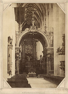 Das Mittelschiff der Münchner Frauenkirche vor der Regotisierung ab 1858. Im Bild sind die später entfernte barocke Ausstattung zu sehen, insbesondere der sog. Bennobogen. Foto um 1858. (Bayerisches Landesamt für Denkmalpflege)