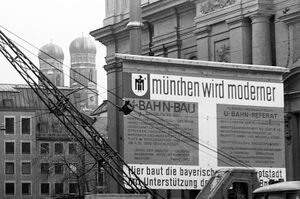 Unter dem Motto "München wird moderner" informierte die Stadt München auf zahlreichen Bautafeln in der Stadt über den Bau der U-Bahn. Hier ist die Bautafel 1967 vor der Münchner Theatinerkirche zu sehen. (Alfred Strobel/Süddeutsche Zeitung Photo)