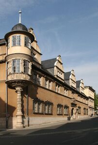 Im 16. Jahrhundert errichtete Johann Ernst von Sachsen (1521-1553) Schloss Ehrenburg als Renaissanceanlage. Ein Brand zerstörte 1690 einen Großteil des Gebäudes. Heute ist nur noch die Südfassade der originalen Architektur erhalten. (Foto von Störfix, lizenziert durch CC BY-SA 3.0 via Wikimedia Commons)