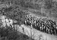 KZ-Häftlinge ziehen Ende April 1945 von den Außenlagern bei Kaufering in Richtung Dachau. Die Aufnahme entstand an der Neuen Bergstraße in Landsberg a. Lech. (Stadtarchiv Landsberg, BildA_003232)