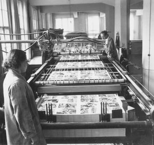 Arbeiter an einer Zweitouren-Maschine in der Buchdruck-Abteilung in der Druckerei der Graphischen Kunstanstalten F. Bruckmann. Teil einer Stereoskopie von 1938. (Bayerische Staatsbibliothek, Bildarchiv hoff-69873)