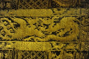 Detail der Kasel aus dem schwarz-goldenen Ornat (Gewebe Ia). (Kollegiatstift zur Alten Kapelle, Regensburg, Foto: Tanja Kohwagner-Nikolai)