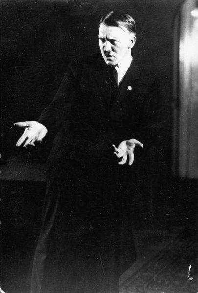 Datei:Adolf Hitler Fotoatelier Hoffmann 1927.jpg