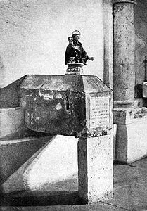 Die Tumba des Hl. Nonnosus in der Krypta des Freisinger Domes. Der Heilige wird vor allem in Kärnten verehrt. (Foto: Bayerisches Landesamt für Denkmalpflege)