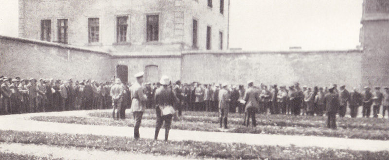 Datei:Gefangene Stadelheim 1919.jpg