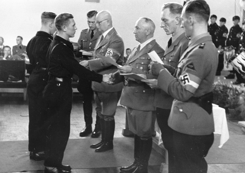 Datei:Zeugnisverleihung Adolf-Hitler-Schule 1943.jpg