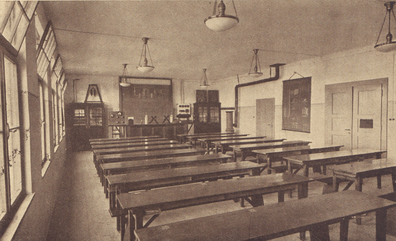 Datei:Lehrsaal Fliegerfunkerschule.jpg
