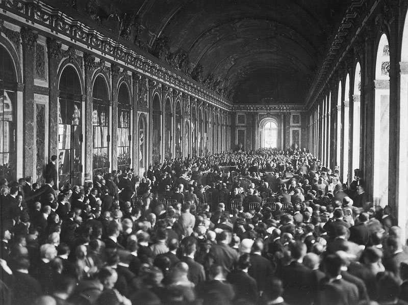 Datei:Vertragsunterzeichnung Spiegelsaal Versailles 1919.jpg