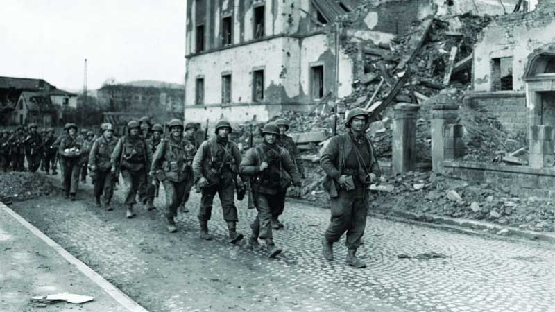 Datei:Amerikanische Soldaten Aschaffenburg 1945.jpg