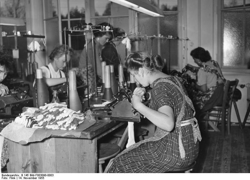 Datei:Traunreut Strickwarenbetrieb 1955.jpg