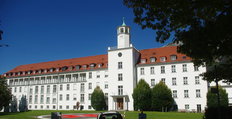 Richard Schachner, Krankenhaus Bad Reichenhall, 1928 bis 1930. Aufnahme vom 28. September 2018. (Foto von Luitold, lizenziert durch CC BY-SA 3.0 via Wikimedia Commons)