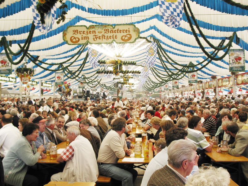 Datei:Gillamoos 2003 Marktgeschehen Kuchlbauerzelt.jpg