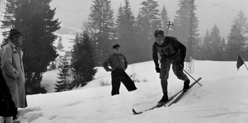 Datei:Olympische Winterspiele 1936 Staffellauf Daeuber.jpg