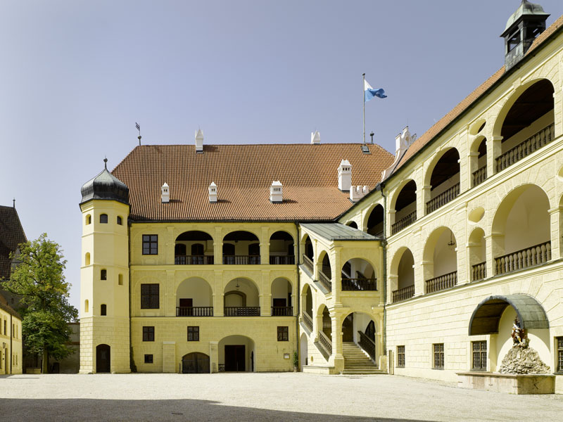 Datei:Landshut Burg Trausnitz Burghof.jpg
