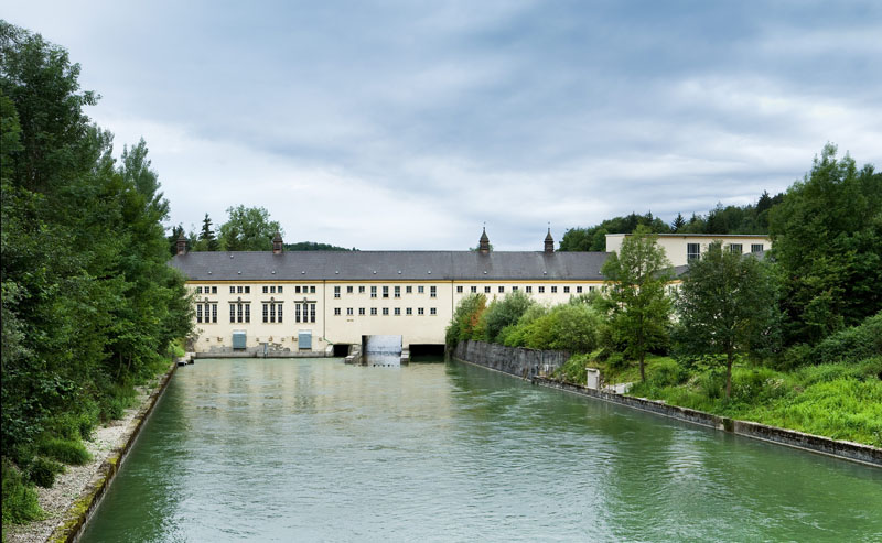 Datei:Wasserkraftwerk Höllriegelskreut.jpg