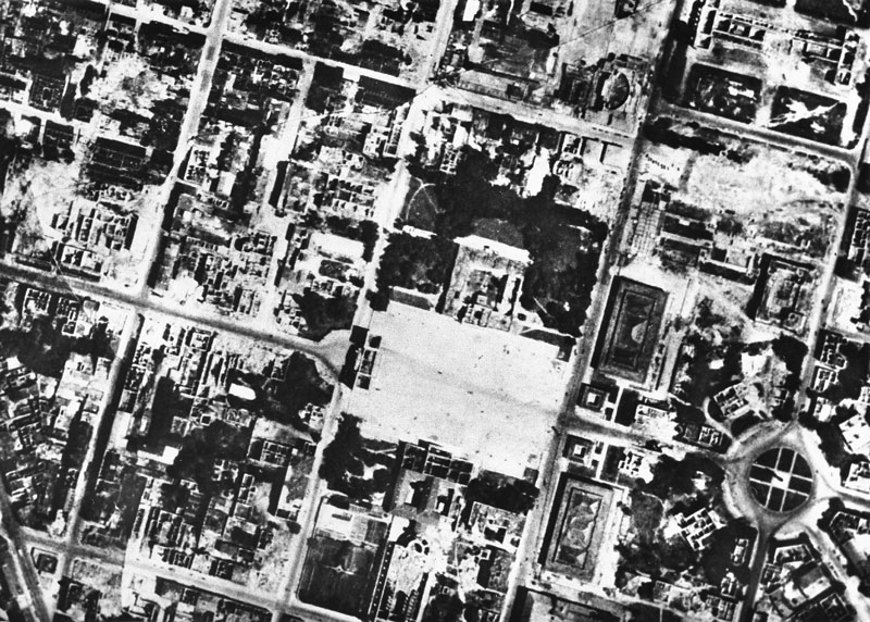 Datei:Luftkrieg Koenigsplatz 1944.jpg