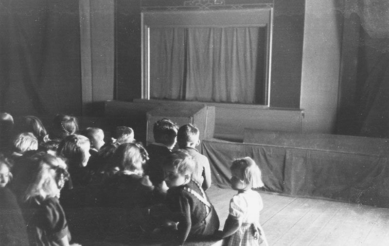 Datei:Auffuehrung Marionettentheater 1948.jpg